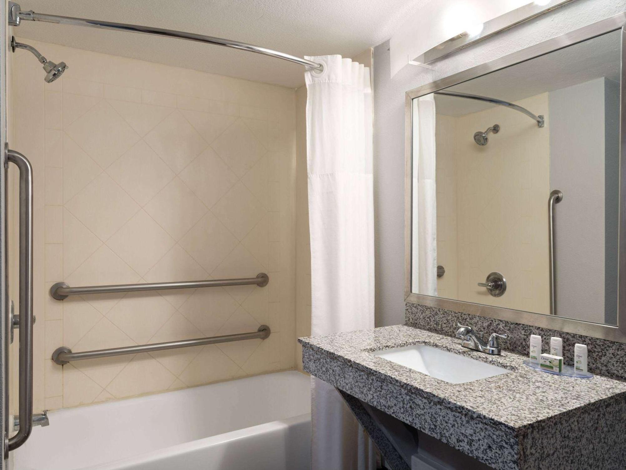 Baymont By Wyndham Indianapolis East Hotel Luaran gambar